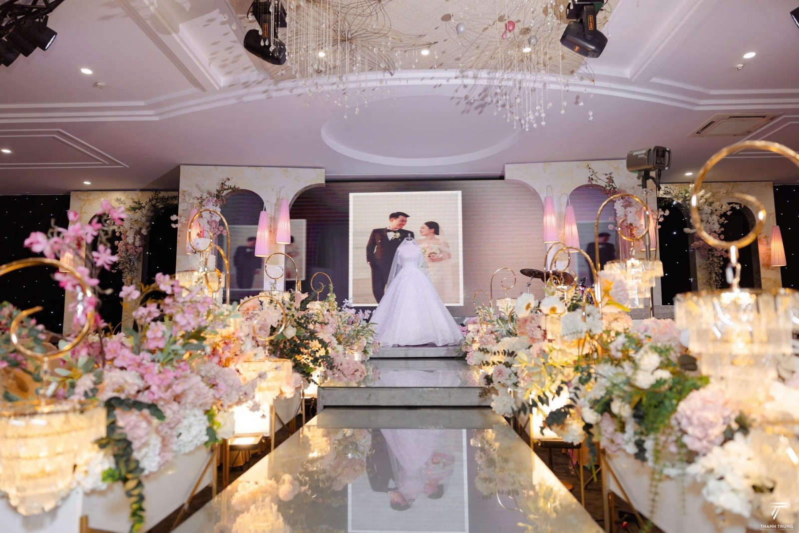 Mỗi khoảnh khắc cưới – một tuyệt tác được Minh Châu Việt nâng niu và thắp sáng